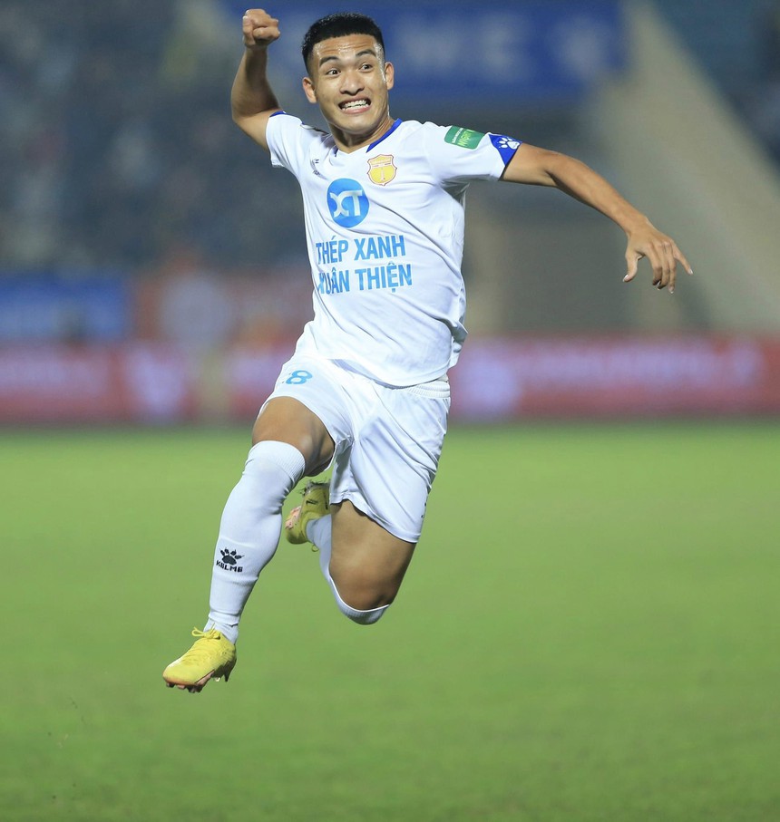 Thanh Trường lập siêu phẩm giúp Nam Định lần thứ hai vươn lên dẫn trước (Ảnh: NDFC)