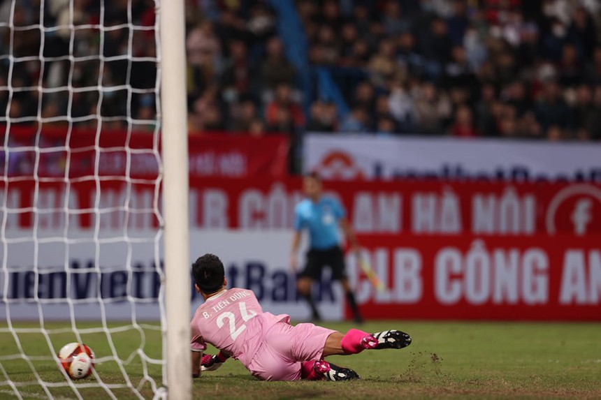 Bùi Tiến Dũng bất cẩn khiến CAHN nhận bàn thua Bùi Tiến Dũng bất cẩn khiến CAHN nhận bàn thua