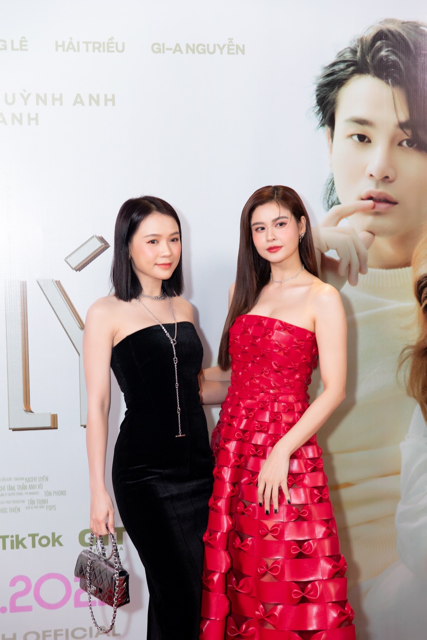 Trương Quỳnh Anh lên đồ lồng lộn 'chặt đẹp' dàn mỹ nhân, Hari Won kín bưng vẫn nổi bật ở thảm đỏ ra mắt 'Siêu trợ lý' - Ảnh 7.