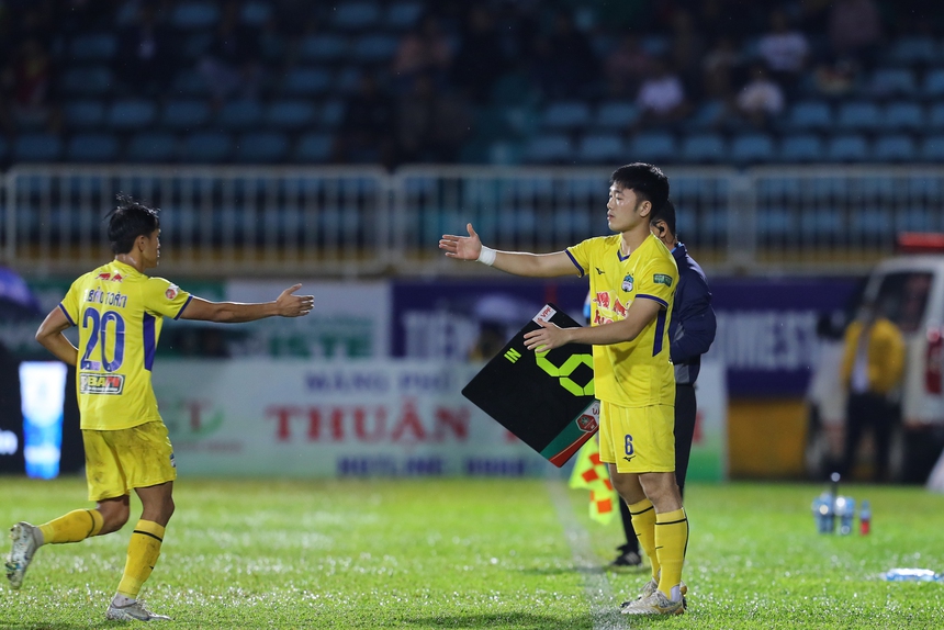 Nhìn Văn Quyết tỏa sáng, tiếc cho "ngôi sao băng" mang đầy kỳ vọng của bầu Đức - Ảnh 2.