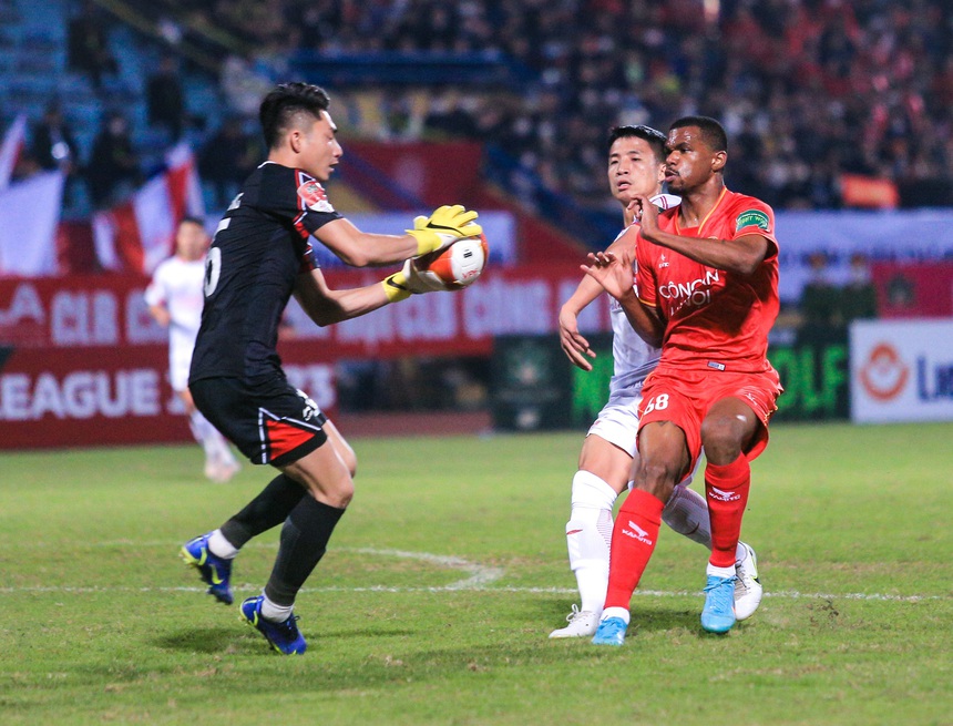 Bùi Tiến Dũng mắc sai lầm, thở phào ôm đồng đội ăn mừng khi Viettel vẫn giành chiến thắng - Ảnh 4.