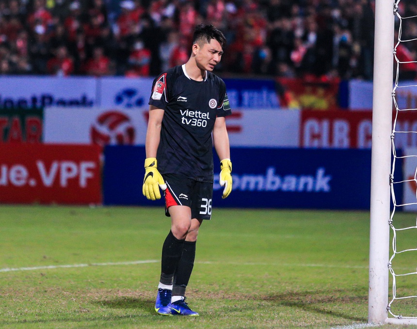 Bùi Tiến Dũng mắc sai lầm, thở phào ôm đồng đội ăn mừng khi Viettel vẫn giành chiến thắng - Ảnh 3.