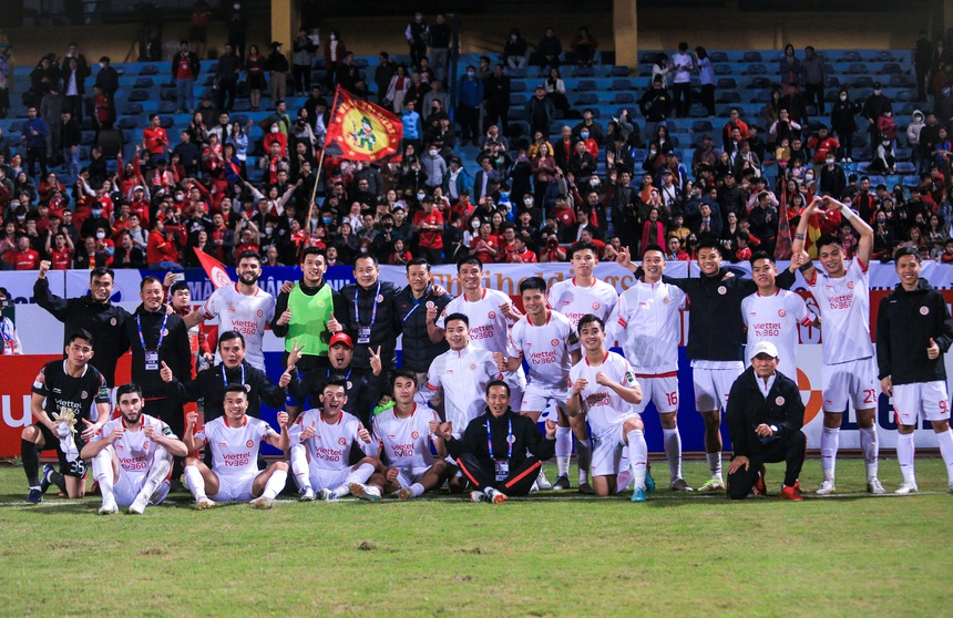 Bùi Tiến Dũng mắc sai lầm, thở phào ôm đồng đội ăn mừng khi Viettel vẫn giành chiến thắng - Ảnh 9.