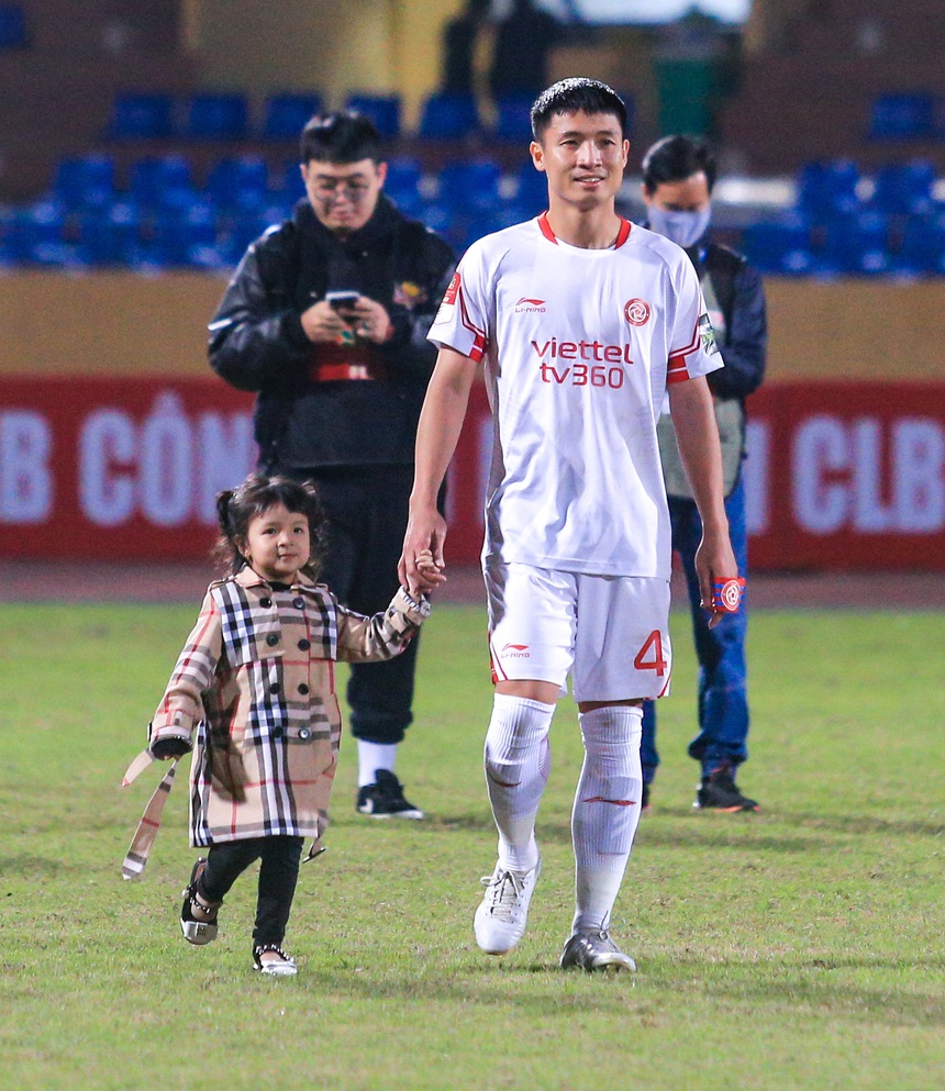 Bùi Tiến Dũng mắc sai lầm, thở phào ôm đồng đội ăn mừng khi Viettel vẫn giành chiến thắng - Ảnh 8.