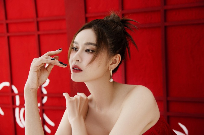 Mê mẩn nhan sắc 'trẻ ngược' của mỹ nhân Việt ở phim mới, U40 mà cặp kè bạn diễn kém tuổi 'ngọt xớt' - Ảnh 1. Mê mẩn nhan sắc 'trẻ ngược' của mỹ nhân Việt ở phim mới, U40 mà cặp kè bạn diễn kém tuổi 'ngọt xớt' - Ảnh 1.