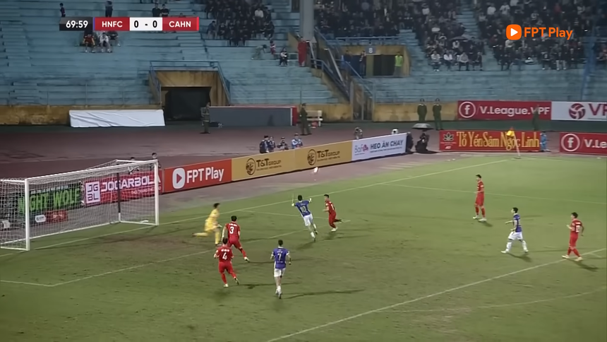 Bùi Tiến Dũng mắc sai lầm trong trận CAHN thua Hà Nội Bùi Tiến Dũng mắc sai lầm trong trận CAHN thua Hà Nội