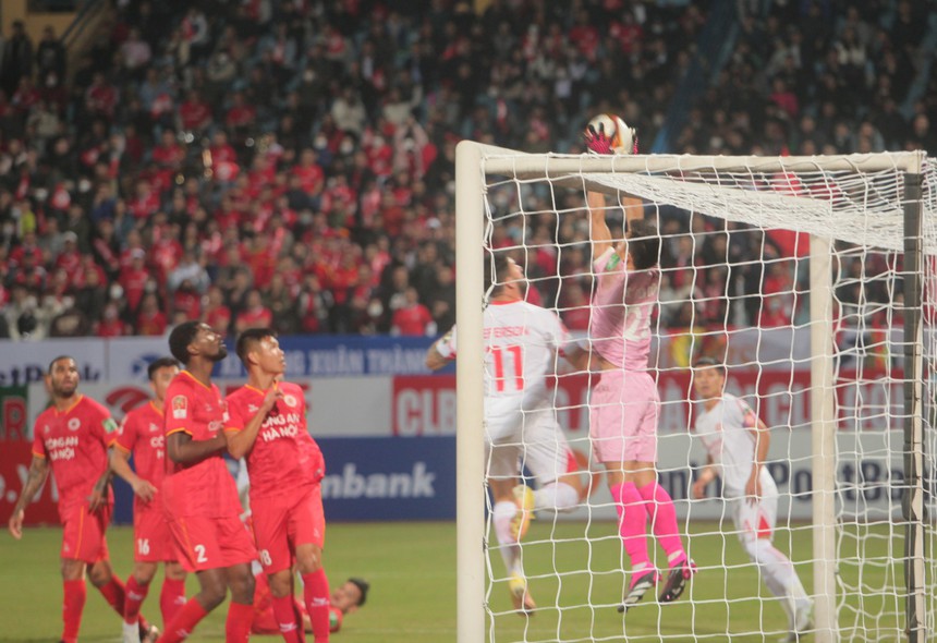 Hoàng Đức tươi cười dù phải nhờ đồng đội cõng, người đại diện hé lộ tình hình chấn thương - Ảnh 4.