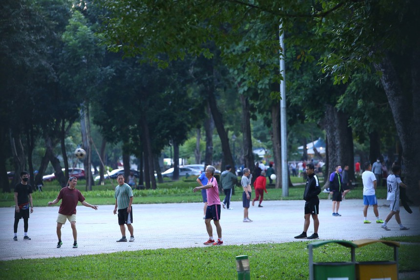 Hà Nội xóa bỏ tường rào tại công viên - giải cơn khát không gian xanh - Ảnh 2.