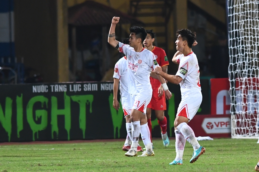 Đức Chiến 'Siu' như Ronaldo sau bàn thắng đẹp vào lưới CLB Công An Hà Nội  - Ảnh 4.