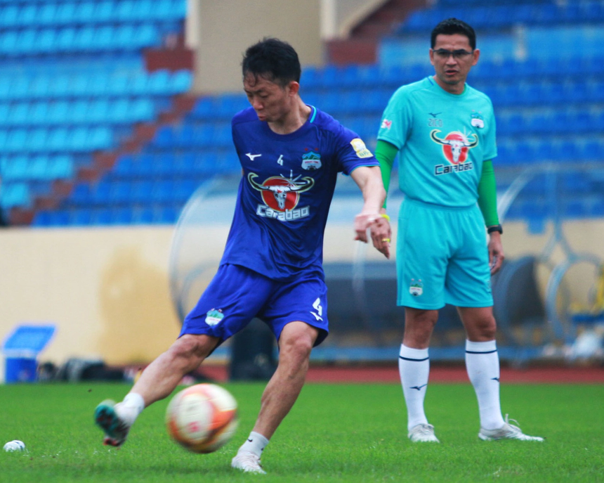 HLV Kiatisuk, Tuấn Anh cùng chịu trận với HAGL - Ảnh 2. HLV Kiatisuk, Tuấn Anh cùng chịu trận với HAGL - Ảnh 2.