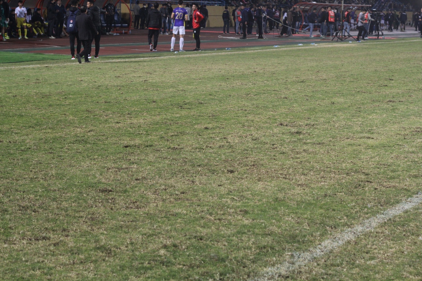 Mặt cỏ sân nhiều đội kém chất lượng, CĐV ví V-League như giải cấp làng - Ảnh 2.