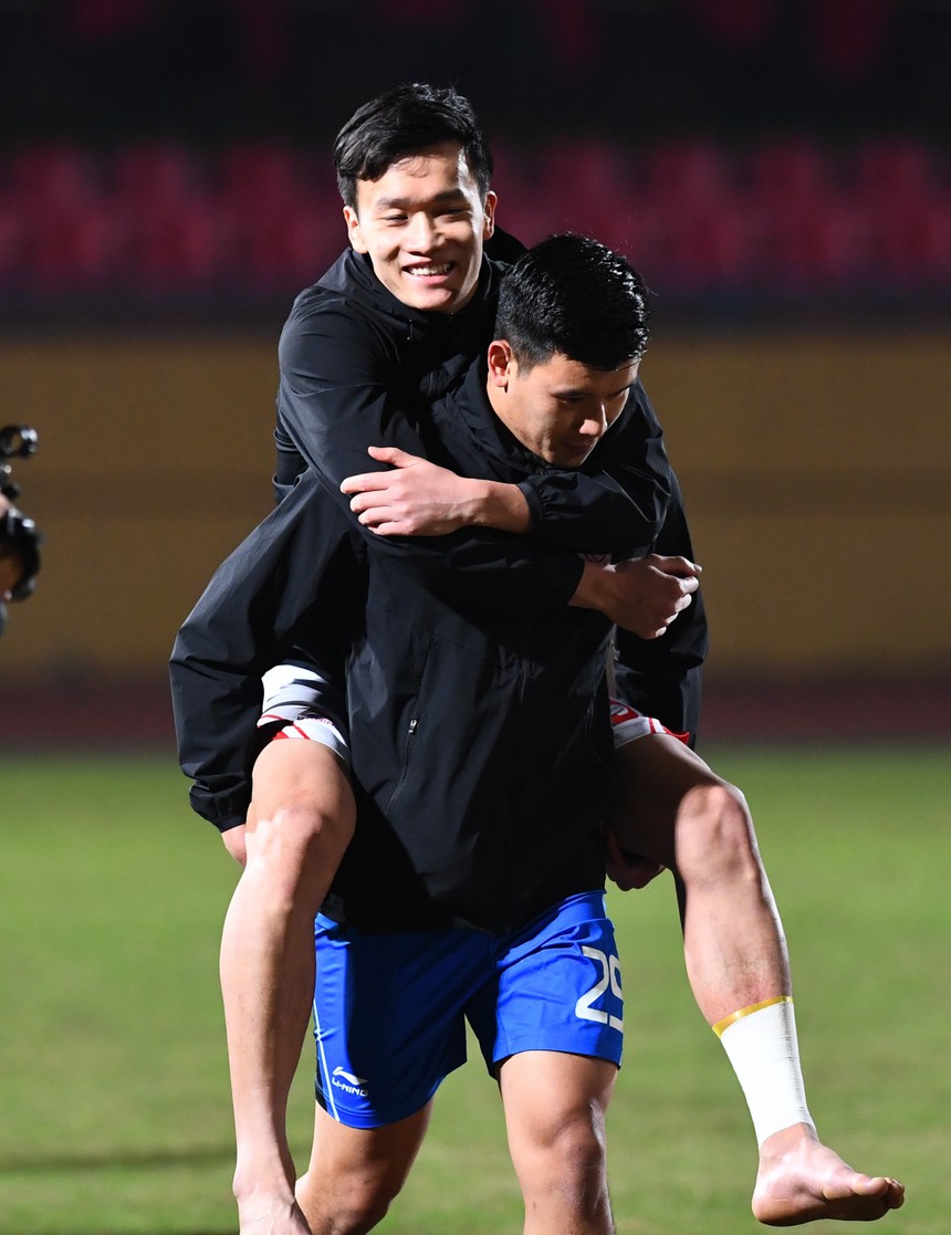 Hoàng Đức khóc sau chấn thương nặng, tươi cười khi được mẹ xuống sân động viên  - Ảnh 7.