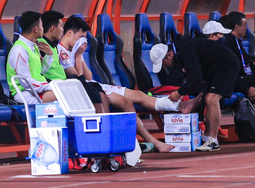 Hoàng Đức khóc sau chấn thương nặng, tươi cười khi được mẹ xuống sân động viên  - Ảnh 4.