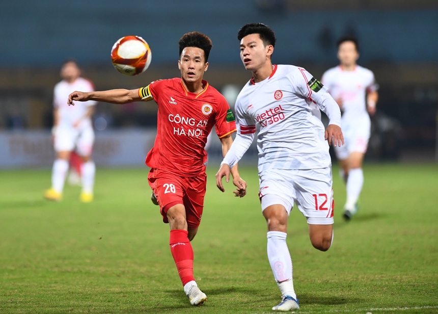 Hoàng Đức khóc sau chấn thương nặng, tươi cười khi được mẹ xuống sân động viên  - Ảnh 1.