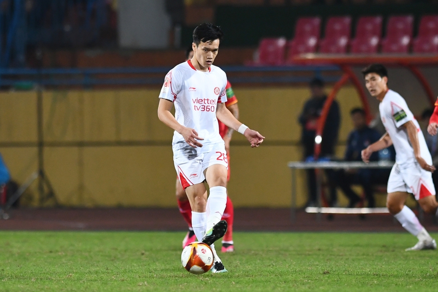 Hoàng Đức khóc sau chấn thương nặng, tươi cười khi được mẹ xuống sân động viên  - Ảnh 2.