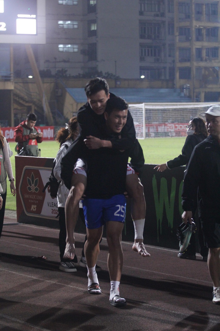 Mẹ Hoàng Đức lo lắng, hỏi thăm chấn thương con trai ngay trên sân sau trận gặp CAHN - Ảnh 3.