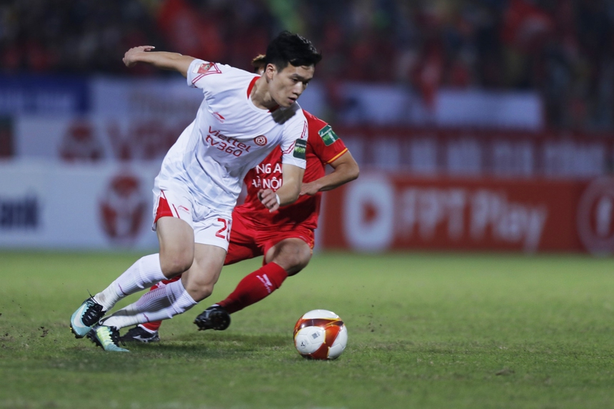 Hoàng Đức tươi cười dù phải nhờ đồng đội cõng, người đại diện hé lộ tình hình chấn thương - Ảnh 2.