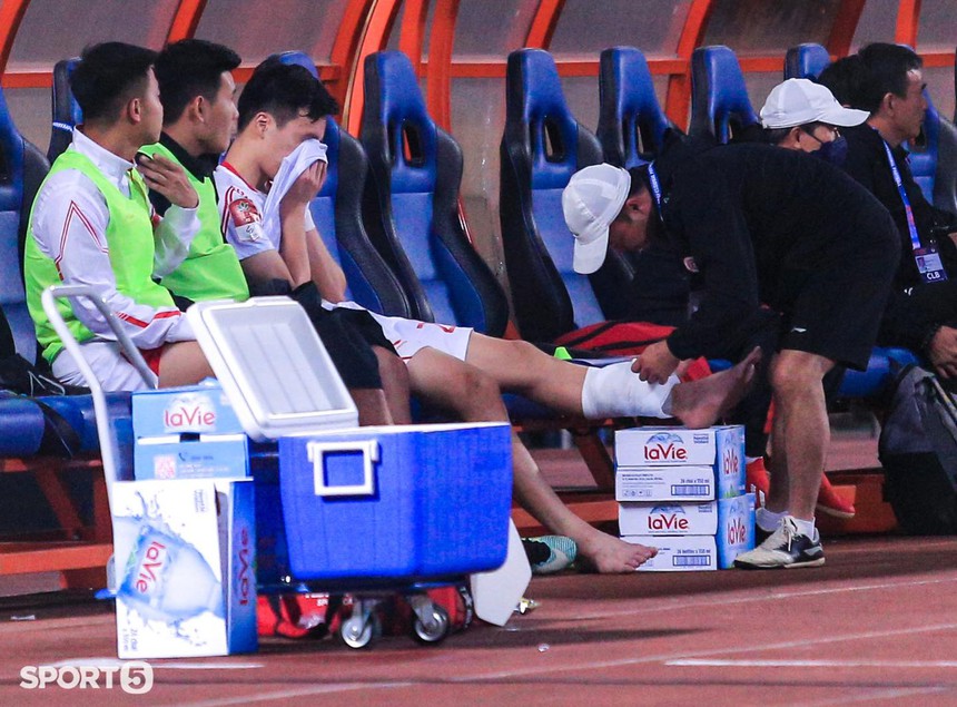 Văn Toản vào bóng bằng gầm giày khiến Hoàng Đức chấn thương nặng Văn Toản vào bóng bằng gầm giày khiến Hoàng Đức chấn thương nặng