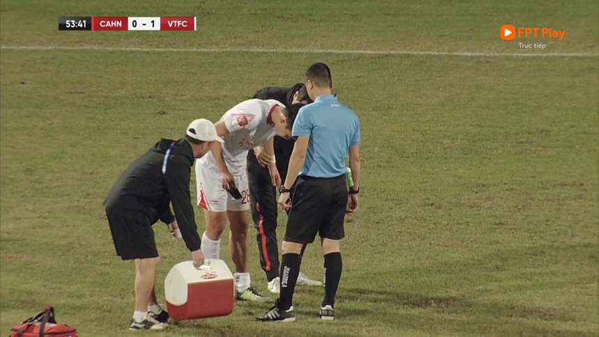 Văn Toản vào bóng bằng gầm giày khiến Hoàng Đức chấn thương nặng Văn Toản vào bóng bằng gầm giày khiến Hoàng Đức chấn thương nặng