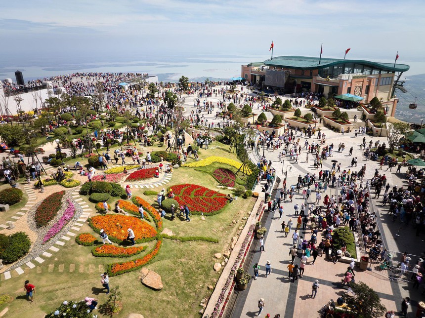 Lý do khiến núi thiêng Bà Đen (Tây Ninh) đón lượng khách kỷ lục trong tháng Giêng - Ảnh 2.