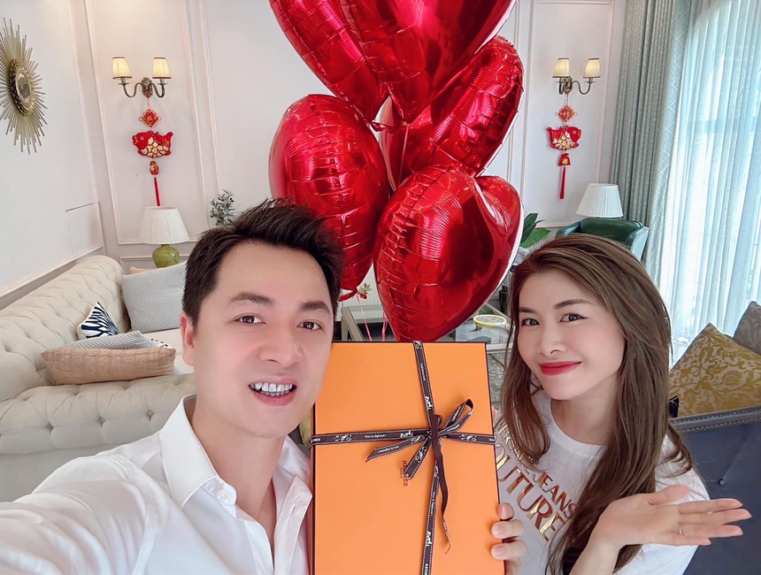 Đăng Khôi chuẩn 'chồng nhà người ta', chi 130 triệu mua dép hiệu tặng bà xã ngày Valentine - Ảnh 1. Đăng Khôi chuẩn 'chồng nhà người ta', chi 130 triệu mua dép hiệu tặng bà xã ngày Valentine - Ảnh 1.