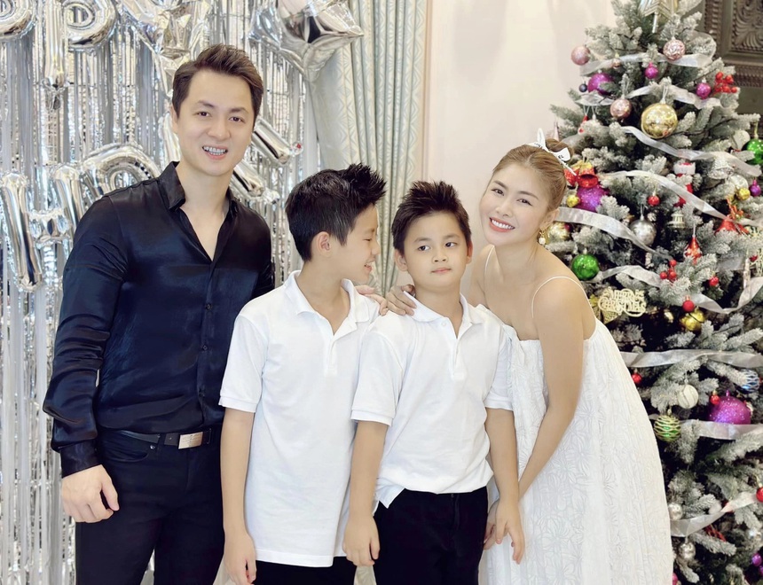 Đăng Khôi chuẩn 'chồng nhà người ta', chi 130 triệu mua dép hiệu tặng bà xã ngày Valentine - Ảnh 3. Đăng Khôi chuẩn 'chồng nhà người ta', chi 130 triệu mua dép hiệu tặng bà xã ngày Valentine - Ảnh 3.