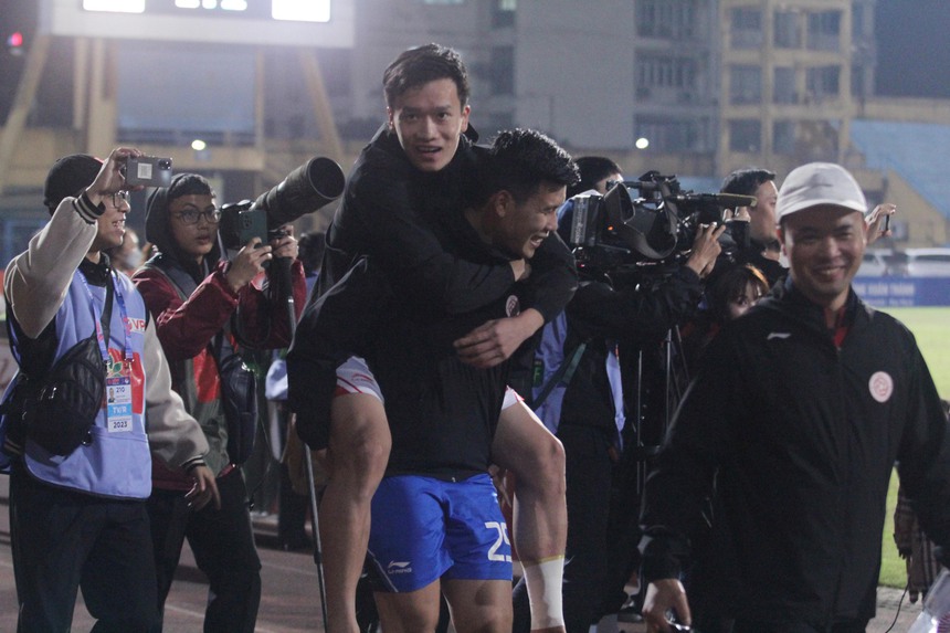 Mẹ Hoàng Đức lo lắng, hỏi thăm chấn thương con trai ngay trên sân sau trận gặp CAHN - Ảnh 4.