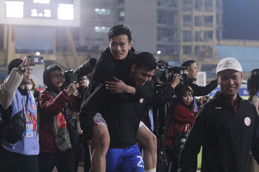 Mẹ Hoàng Đức lo lắng, hỏi thăm chấn thương con trai ngay trên sân sau trận gặp CAHN - Ảnh 5.