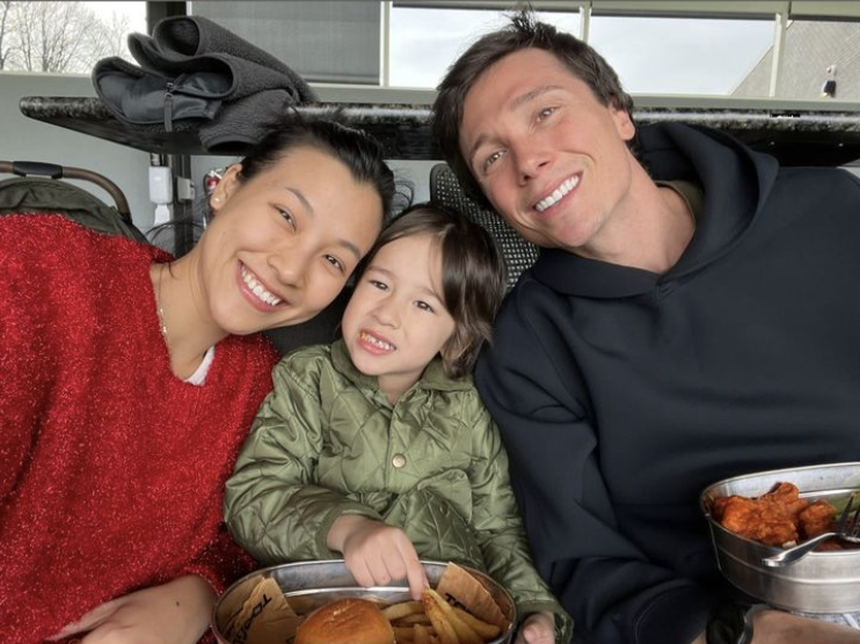 Hoàng Oanh và chồng cũ hội ngộ thân thiết ở Mỹ, nữ MC có một hành động khó ai làm được?  - Ảnh 3.