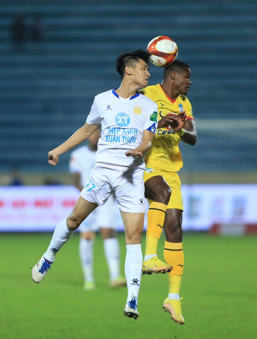 HLV Kiatisuk: 'Tôi muốn 'xử' Hồng Duy, Hữu Tuấn để HAGL có kết quả tốt' - Ảnh 2.