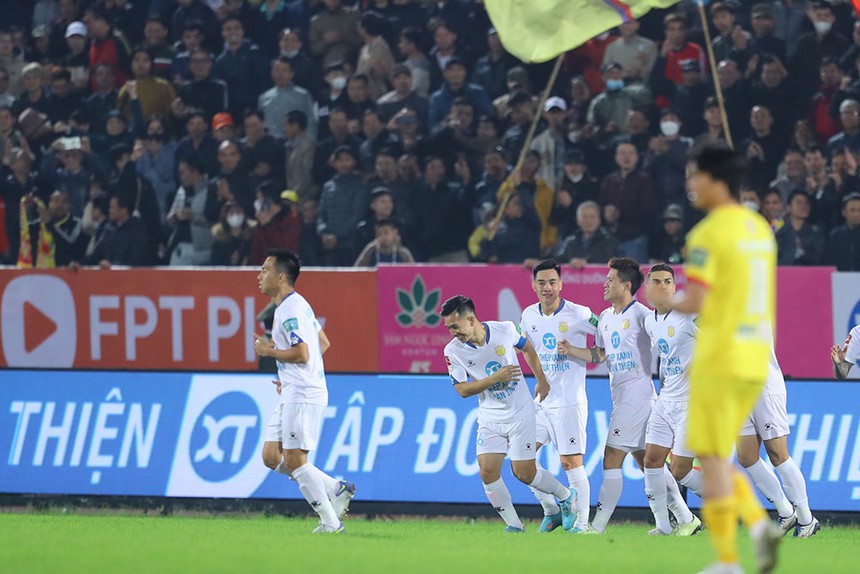 HLV Kiatisuk: 'Tôi muốn 'xử' Hồng Duy, Hữu Tuấn để HAGL có kết quả tốt' - Ảnh 4.