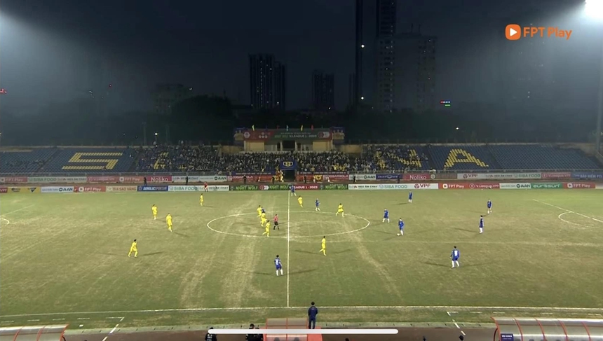 Mặt cỏ sân nhiều đội kém chất lượng, CĐV ví V-League như giải cấp làng - Ảnh 5.