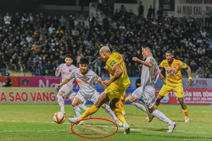 Mặt cỏ sân nhiều đội kém chất lượng, CĐV ví V-League như giải cấp làng - Ảnh 6.