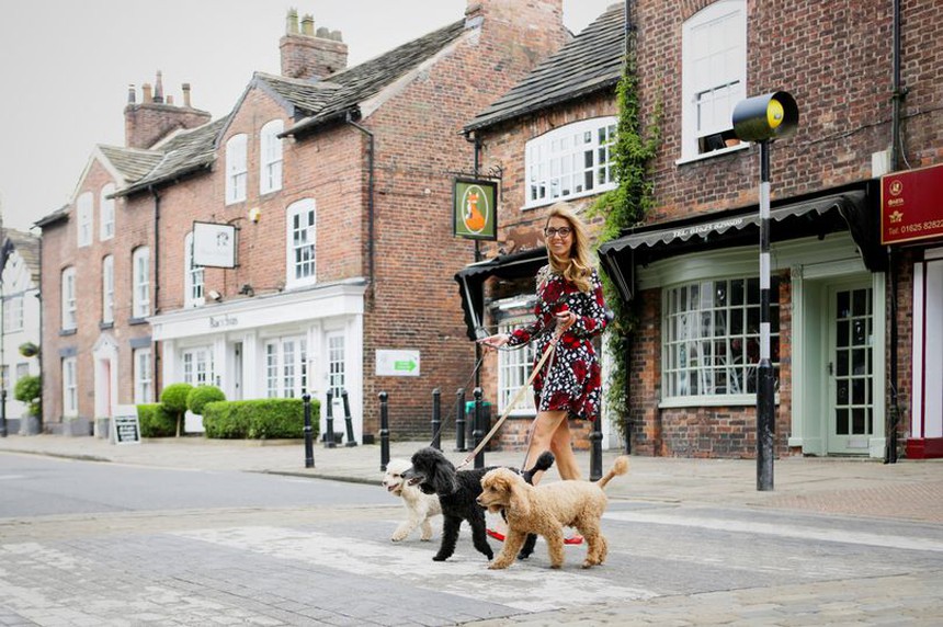 Ngôi làng "bên ngoài dân dã bên trong siêu giàu có": Nơi ở của loạt cầu thủ và triệu phú, người dân cũng có thể mặc đồ của ngôi sao - Ảnh 2.