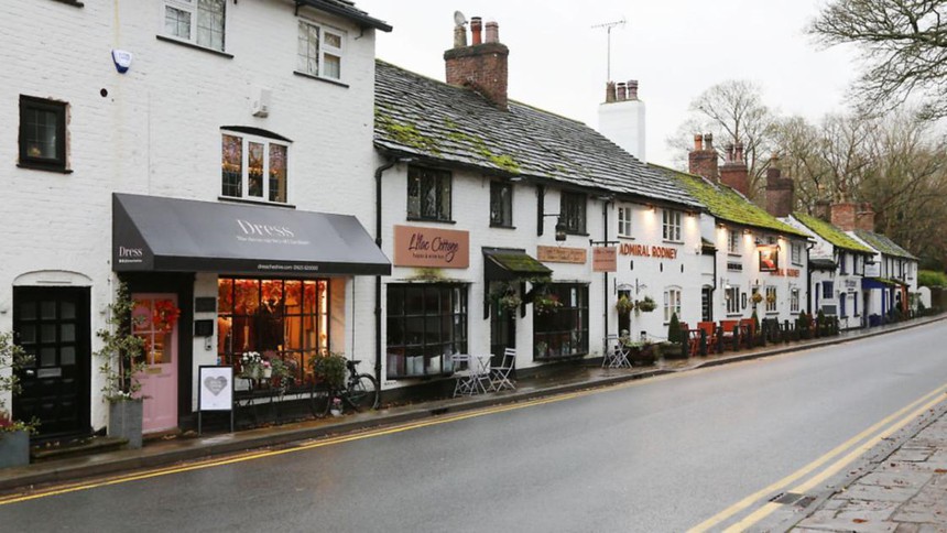 Ngôi làng "bên ngoài dân dã bên trong siêu giàu có": Nơi ở của loạt cầu thủ và triệu phú, người dân cũng có thể mặc đồ của ngôi sao - Ảnh 1.