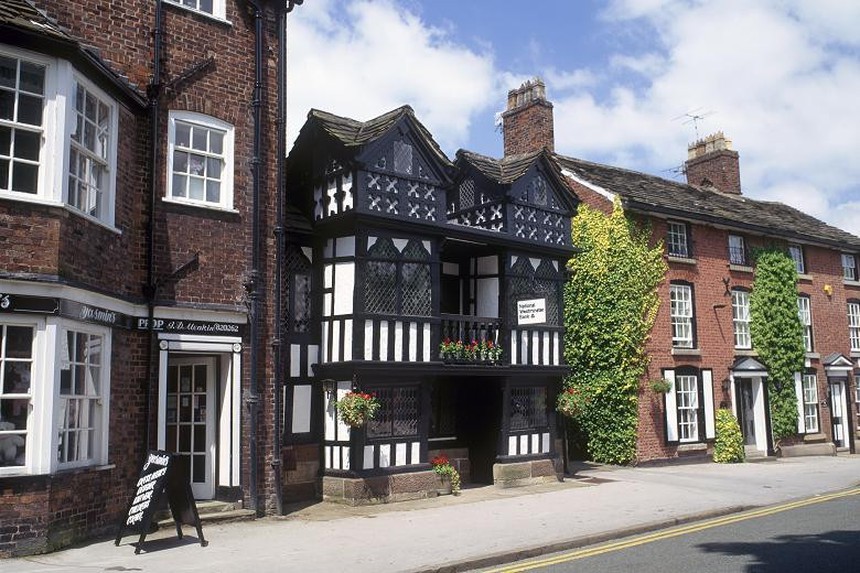 Ngôi làng "bên ngoài dân dã bên trong siêu giàu có": Nơi ở của loạt cầu thủ và triệu phú, người dân cũng có thể mặc đồ của ngôi sao - Ảnh 3.