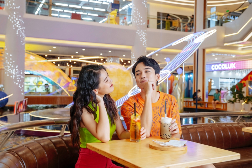 Giới trẻ đổ về trung tâm thương mại tận hưởng "ăn – chơi – sắm" ngày Valetine - Ảnh 2.
