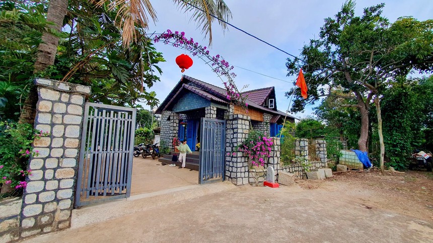 Chàng trai Đắk Lắk xây nhà từ 100 tấn đá, 30 tấn xi măng: Hè mát, đông ấm, độc lạ nhất làng - Ảnh 4.