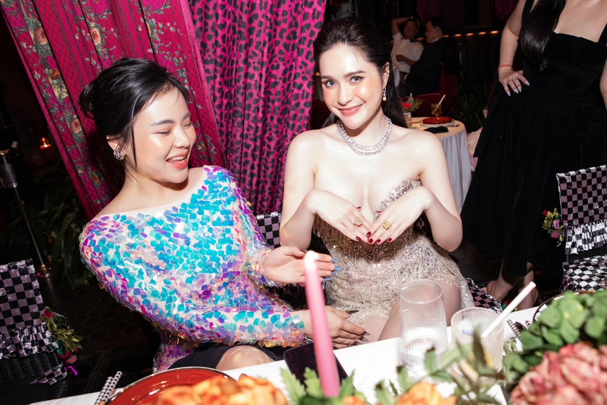 “Chị chị em em” phiên bản so kim cương của Đoàn Di Băng và “chị Ông Địa” Thu Trang: Của chị hình thang, của em hình tam giác, rốt cục ai giàu hơn ai? - Ảnh 3.