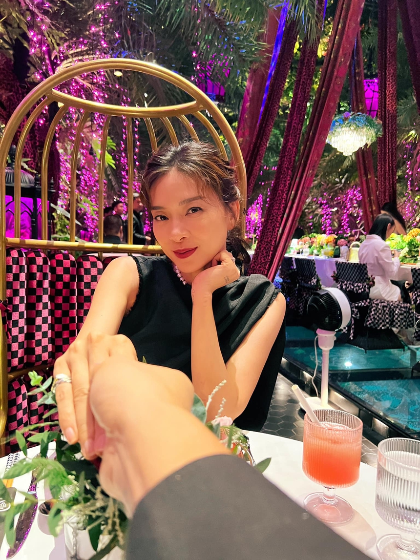 Không khí Valentine ngập tràn showbiz Việt: Hà Hồ tình tứ bên Kim Lý, Đông Nhi được ông xã tặng món quà 'không ngờ tới'  - Ảnh 6.