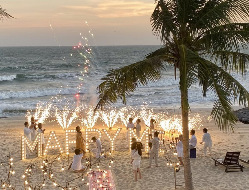 Không khí Valentine ngập tràn showbiz Việt: Hà Hồ tình tứ bên Kim Lý, Đông Nhi được ông xã tặng món quà 'không ngờ tới'  - Ảnh 8.