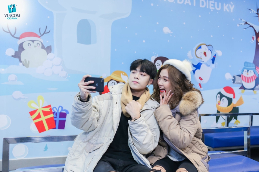 Giới trẻ đổ về trung tâm thương mại tận hưởng "ăn – chơi – sắm" ngày Valetine - Ảnh 4.