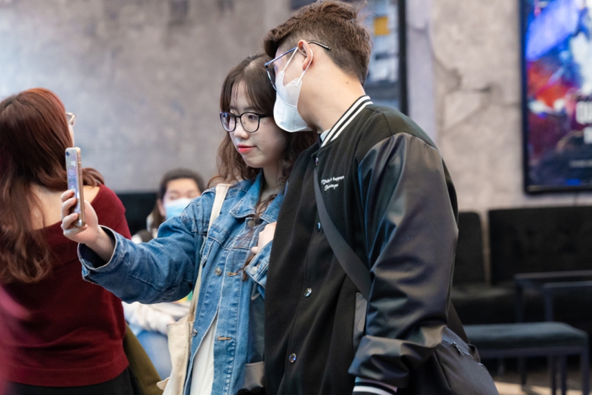 Giới trẻ đổ về trung tâm thương mại tận hưởng "ăn – chơi – sắm" ngày Valetine - Ảnh 5.