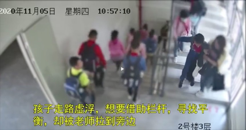 Bị đau bụng dữ dội, cậu bé cầu cứu giáo viên nhưng chỉ nhận lại sự thờ ơ: Cái chết sau đó của nam sinh mới khiến dân tình đau lòng! - Ảnh 2.