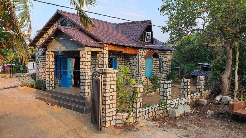 Chàng trai Đắk Lắk xây nhà từ 100 tấn đá, 30 tấn xi măng: Hè mát, đông ấm, độc lạ nhất làng - Ảnh 2.