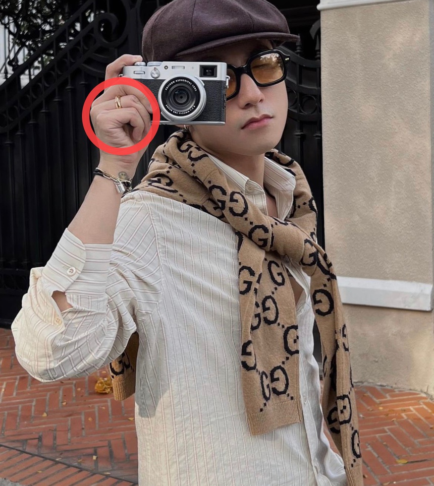 Sơn Tùng công khai đeo nhẫn ngón áp út, còn để lộ 1 món đồ liên quan đến Hải Tú hậu Valentine?  - Ảnh 1.