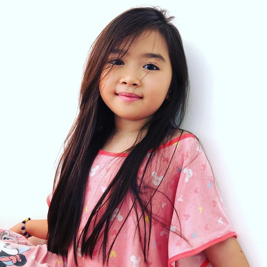 Từng được đại gia Dubai tài trợ cho sống xa hoa, dát đầy hàng hiệu, "thiên thần lai" Hàn Quốc giờ đây gây bất ngờ bởi ngoại hình khác xa lúc nhỏ - Ảnh 7.