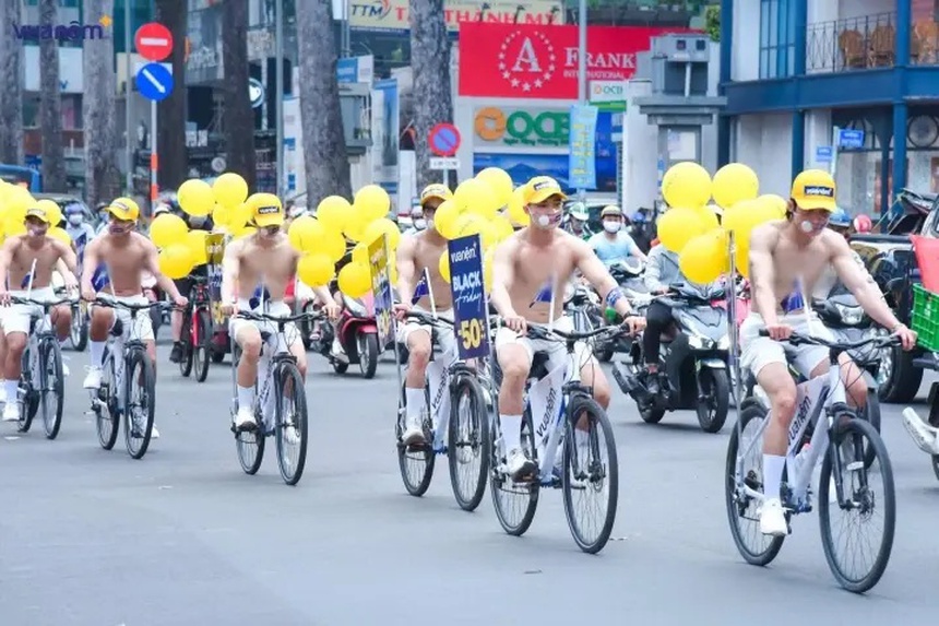 Chuỗi đệm từng bị xử phạt vì cởi trần quảng cáo trên tàu điện lại biến tấu "Vua Nệm" thành "Vua Nện" với hình ảnh phản cảm - Ảnh 4. Chuỗi đệm từng bị xử phạt vì cởi trần quảng cáo trên tàu điện lại biến tấu "Vua Nệm" thành "Vua Nện" với hình ảnh phản cảm - Ảnh 4.