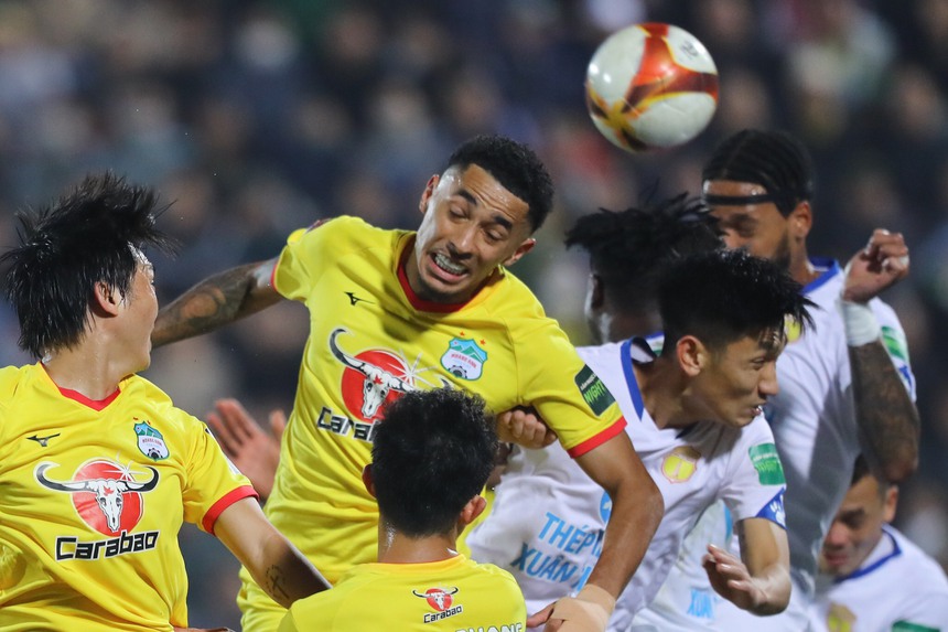 Tiền đạo ngoại của HAGL bị chê “chân gỗ” và bài toán khó cho HLV Kiatisuk - Ảnh 1. Tiền đạo ngoại của HAGL bị chê “chân gỗ” và bài toán khó cho HLV Kiatisuk - Ảnh 1.