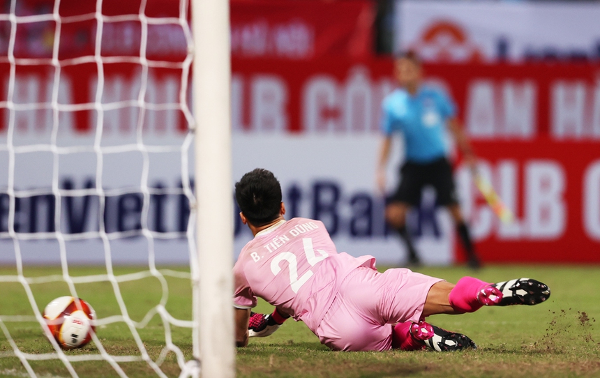 Thủ môn Bùi Tiến Dũng lại đối mặt tương lai buồn - Ảnh 1. Thủ môn Bùi Tiến Dũng lại đối mặt tương lai buồn - Ảnh 1.